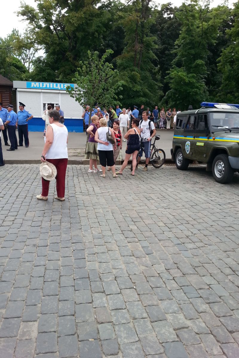 Як пояснив «МедіаПорту» один з активістів Олександр, міліціонери затримали і провели в пункт міліції чоловіка, який їхав на велосипеді з палицею