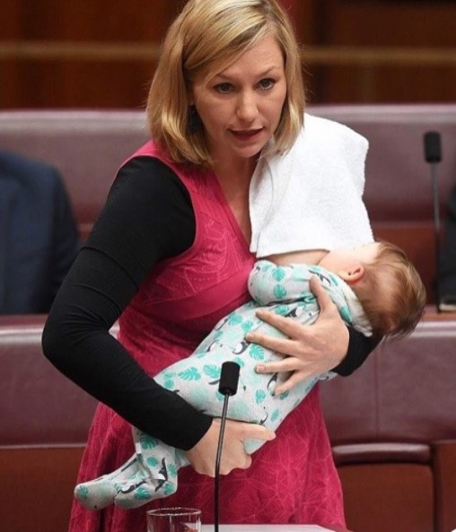 Австралійський сенатор Ларісса Уотерс (Larissa Waters) стала зіркою мережі, після того, як фото і відео того, як вона годує свою маленьку дочку під час виступу в парламенті, опублікували ЗМІ