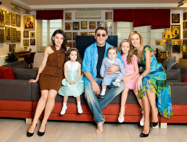 Нагадаємо, новий особняк сім'ї Григорія Лепса будувався досить довго, так як знаменитому співакові довелося заморозити будівництво через суд з робітниками