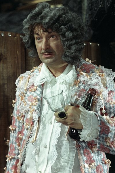 При цьому, сам артист на питання, чому все-таки став актором, а не художником відповідав просто: «Збився зі шляху»