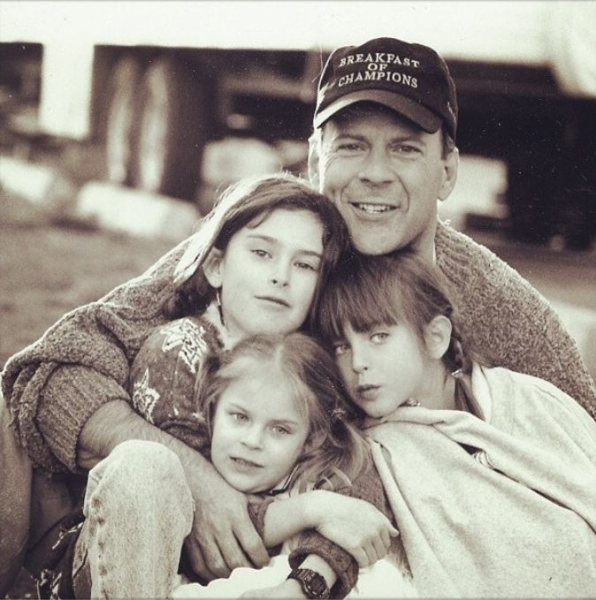 Її дорослі дівчатка привітали маму в соціальних мережах