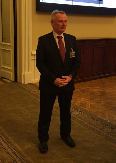 Практично кожному з нас доводиться щодня виконувати ті чи інші банківські операції: знімати готівку в банкоматі, розраховуватися банківською картою в магазині або кафе, поповнювати мобільний телефон, купувати авіа- або ж / д-квитки, оплачувати комунальні послуги