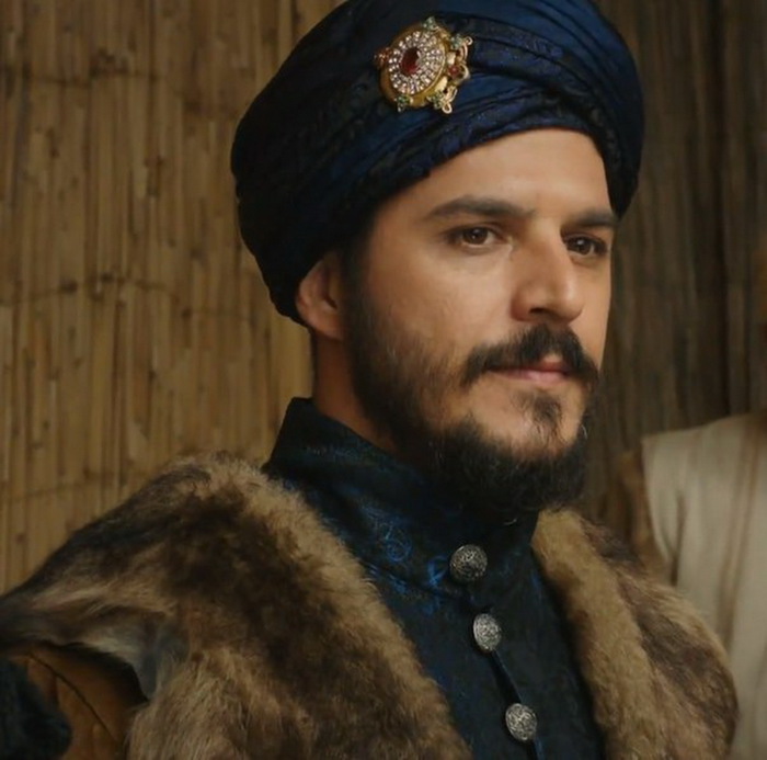 Фільм поставлений дуже вміло, заворожує глядача і забирає в далеку, страшну і жорстоку епоху правління султана Сулеймана Пишного (Кануні)