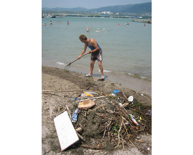 Незабаром після повені в ЗМІ з'явилися фотографії пляжів Геленджика, на яких видно купи сміття на піску і купаються в морі люди