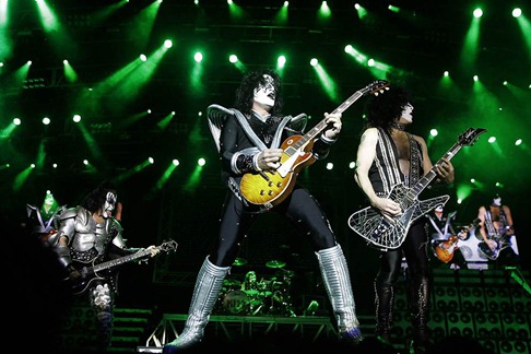 У 2009 році музиканти вирушили на гастролі, але під час концерту в Стерджесе Тайлер впав зі сцени, таким чином, гастролі довелося скасувати