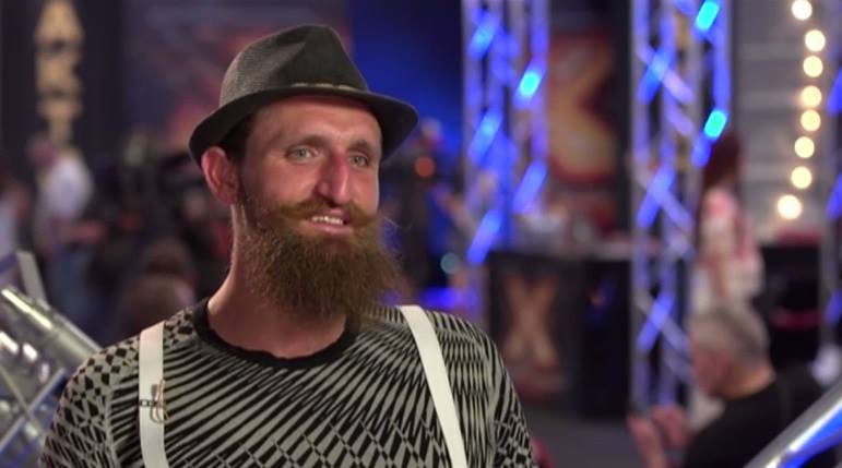 Наступним виступив вуйцьо з піснею 108 - хлопець, якому приснився сон, що він з кумиром гуляє по ромашковому полю, що вони розповідають один одному анекдоти, жарти