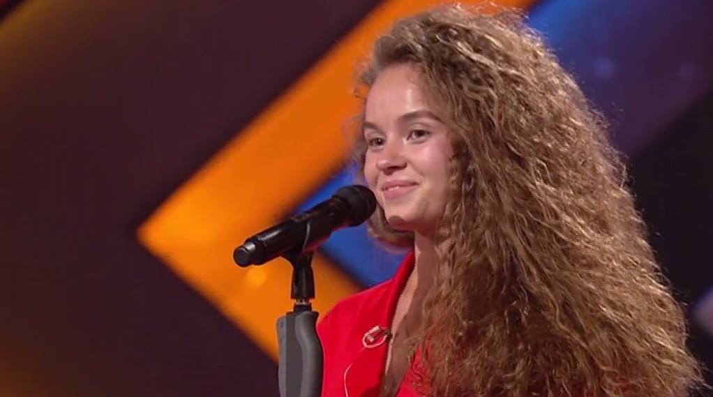 Наступна яскрава безпосередня виконавиця Аліна Ляшук в червоній піжамі виконала пісню групи Гриби Між нами тане лід