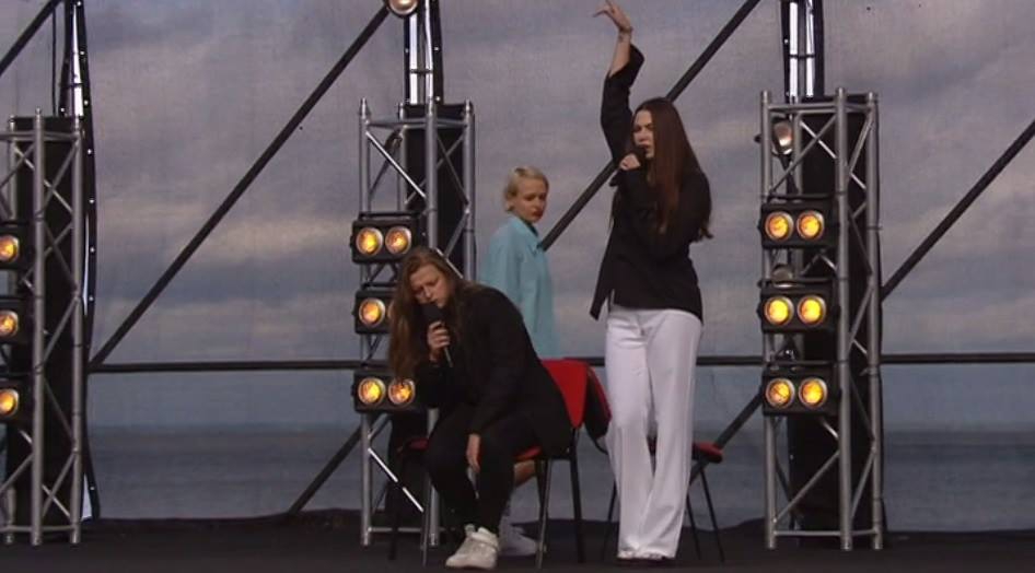 Поєднання непоєднуваного: рокеру Іллі, солісту Домінатос, довелося співати в трійці з двома досвідченими виконавцями солісткою групи Інша і Корсун Анею