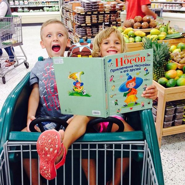 На той час Джолі і Пітт вже виховували трьох усиновлених дітей - Медокса, Захару і Пакса, а так само свою першу біологічну дочку - Шайло Нувель