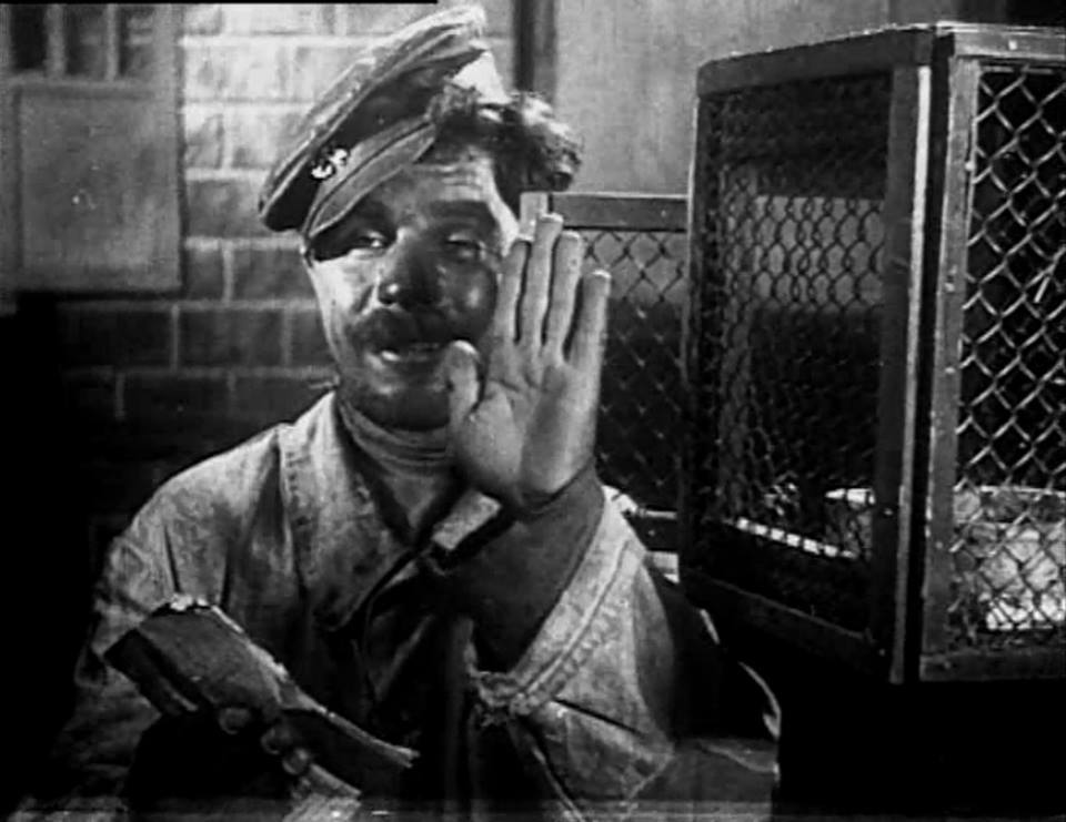 Головними подіями цього найбільшого в Східній Європі огляду архівного кіно стануть покази двох українських фільмів, майже 90 років не з'являлися на екрані - науково-популярної картини Андрія Винницького «Людина і мавпа» (1930), яку співробітники центру Довженка відшукали в Національному кіноархіві Японії, і вважалася втраченою німої комедії «Свині завжди свині» (1931) Ханана Шмаіна, знайденої російським дослідником Петром Багряним в Федеральному архіві Німеччини