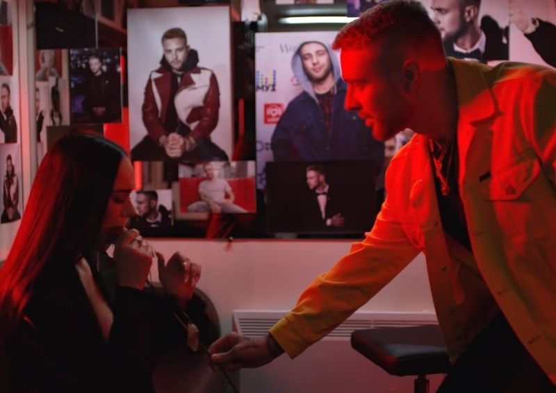 Цей момент є прямою відсиланням до останнього епізоду шоу, де одна з учасниць Вікторія Короткова зважилася на сміливий крок: дівчина набила на руці слова, зображені на подарованій Єгором картині