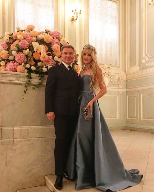 Також Ксенія залишила їдкий коментар на адресу ювеліра Петра Аксьонова, який вийшов у світ з новою обраницею