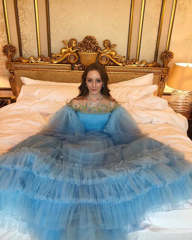 У зйомках взяли участь такі топові артисти, як Філіп Кіркоров , Сергій Шнуров , Дима Білан , Емін і Ольга Бузова