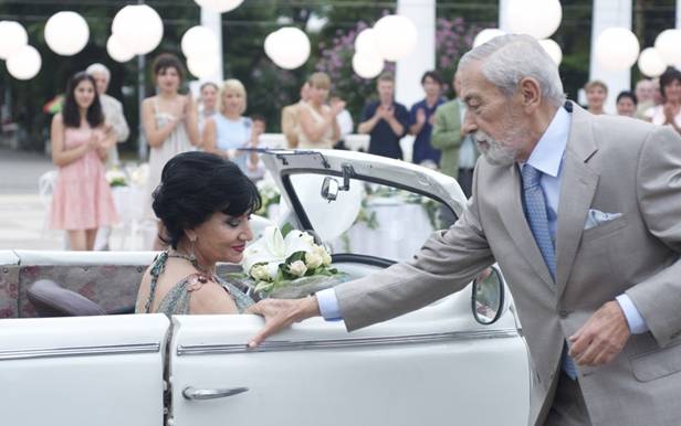 Тільки от зайві півгодинки все-таки було б непогано відрізати: романтики це не зменшить, а попам і спинах глядачів все-таки легше буде