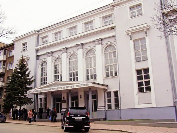 Луганська державна академія культури і мистецтв, створена в 2002 році рішенням Кабінету міністрів України, відмовилася евакуюватися із зони АТО