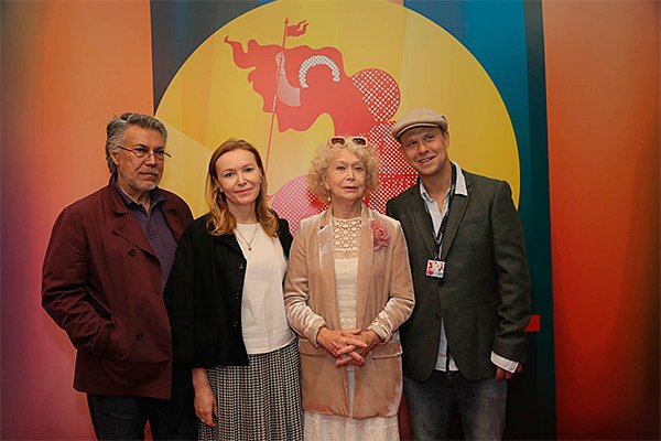 Це чисто експериментальне кіно, яке незабаром після прем'єри на ММКФ буде згадуватися лише в колах естетів і нечисленних прихильників Хамдамова