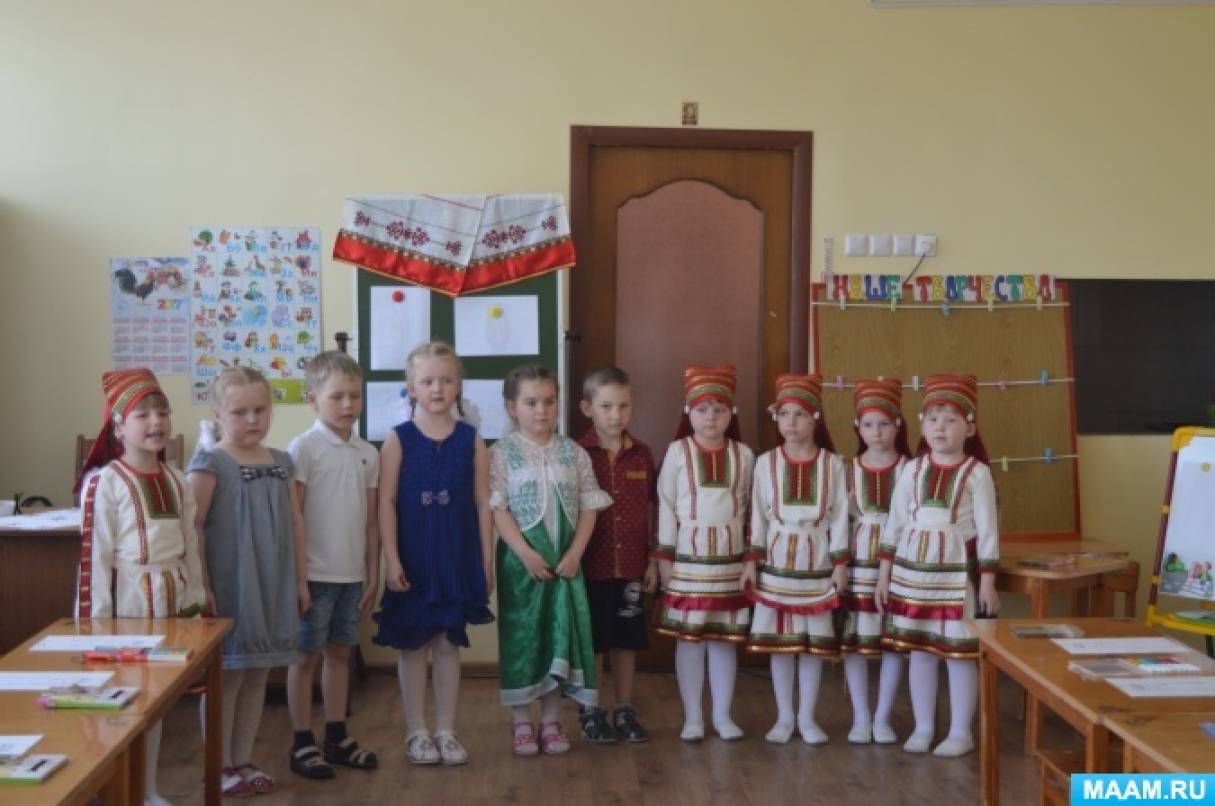 Фотозвіт до тематичного заняття «Мордовська матрьошка» для старшої групи   Діти зайшли під музику Мордовські наспіви