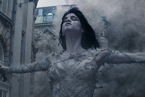 Тепер Аманет слід за ним по п'ятах, щоб виконати дану Сету обіцянку