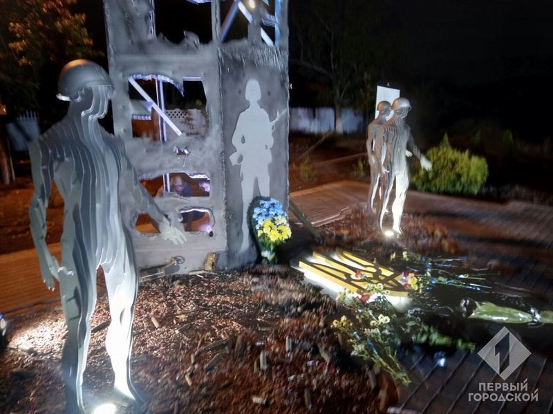 Пам'ятник захисникам України, який зображує напівзруйновану снарядами диспетчерську вежу Донецького аеропорту, де кіборги 242 дні тримали оборону від російських угрупувань, відкрили в смт Доброслав Одеської області