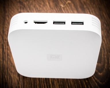 Всередині нас чекає пульт, шнур живлення, HDMI-кабель (що приємно), простенька інструкція (саме собою не на нашій мові) і, безпосередньо, сам Xiaomi Mi TV Box 3 Enhanced
