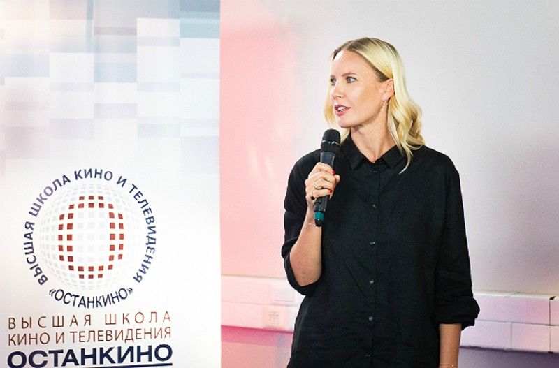 Зараз вона працює на одному з провідних телеканалів », - розповіла Летюча