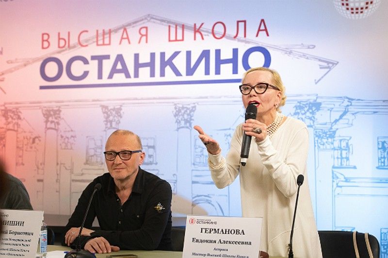 «Я знаю, як зробити так, щоб прокинувся ваш внутрішній геній, щоб краща версія вас самих почала жити і дивувати світ», - зазначила актриса