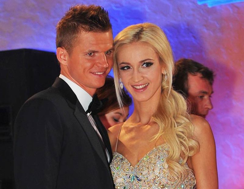 тепер футболіст   позбавляється від заміського будинку,   який дістався йому після розлучення з зіркою «Дому-2»