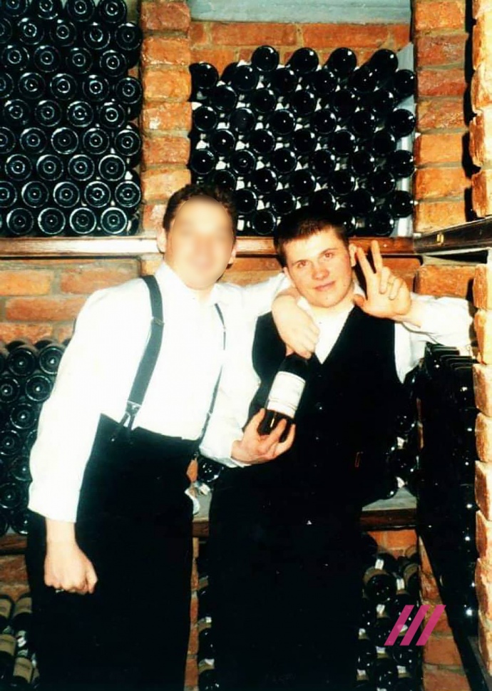 Після публікації інтерв'ю з Симоньян Євдокимов виявив загальне фото і звернувся до колег по бістро Гарсон, які погодилися, що Петров схожий на колишнього офіціанта Олександра Мишкова