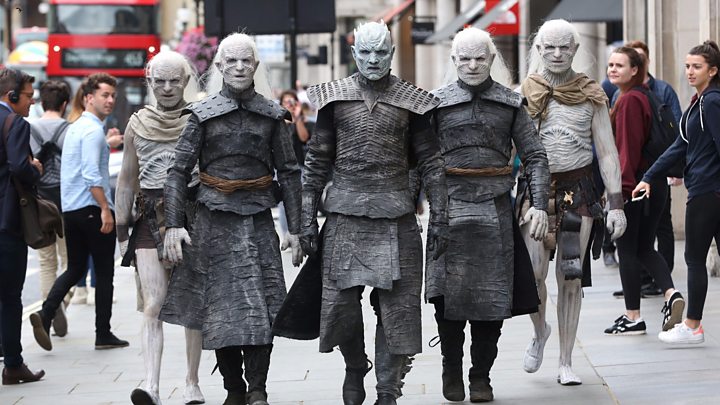 Їх навіть несильно збентежило присутність на екрані поп-співака Еда Ширана, який з'явився в образі солдата