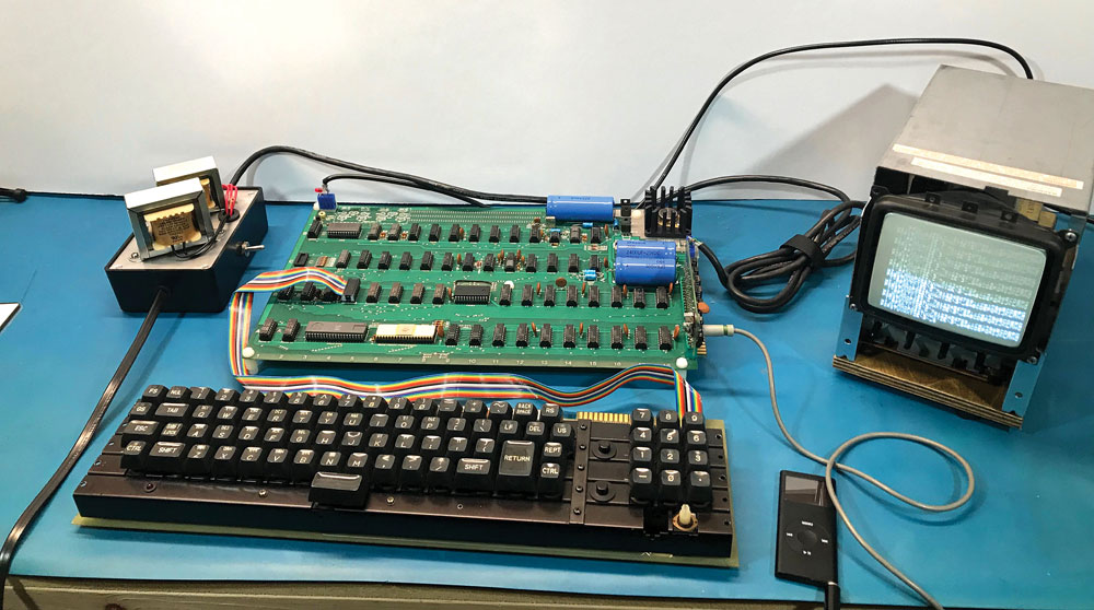 Оригінальний, повністю діючий комп'ютер Apple-1, зібраний Стівом Джобсом і Стівом Возняком в 1976 році, виставлять на аукціон в наступному місяці