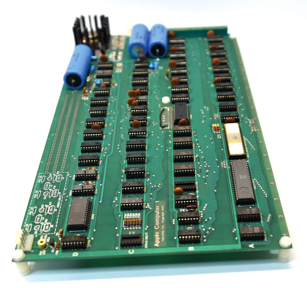 У комплекті з комп'ютером йде інструкція, ASCII-клавіатура, монітор Sanyo 4205, кабелі та оригінальний касетний інтерфейс ACI