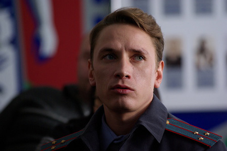 В кінцевому підсумку траєкторії пророка качечок, який надає швидку божевільну допомогу всьому навколо, і невидимого зла в погонах рано чи пізно перетнуться - з трагічним, природно, результатом