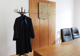 - Суддя і радий би закінчити цю справу швидше, але не може