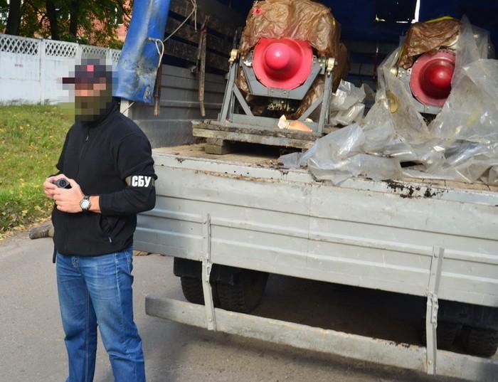 Правоохоронці затримали командира роти відразу після виїзду автомобіля з двигунами з території військової частини