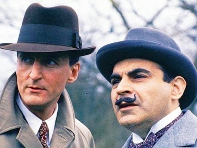 Вранці виявляється, що поїзд через замети намертво встав десь на території Югославії, а містер Ретчетт лежить в своєму купе мертвий, причому двері замкнені зсередини, а вікно розкрито