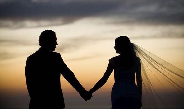 Всі знають, що мати чоловіка припадатиме свекрухою, а батько - свекром для молодої дружини