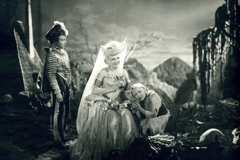 У ролях: Тетяна Самойлова, Олексій Баталов, Олександр Шворін, Василь Меркур'єв, Антоніна Богданова, Валентин Зубков