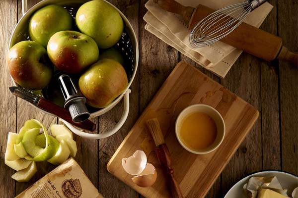 Смачна випічка з яблуками готова