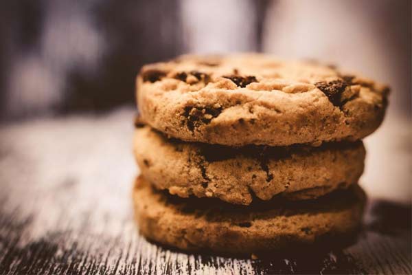 Дістаньте з духовки, викладіть печиво на кухонну решітку, охолодіть