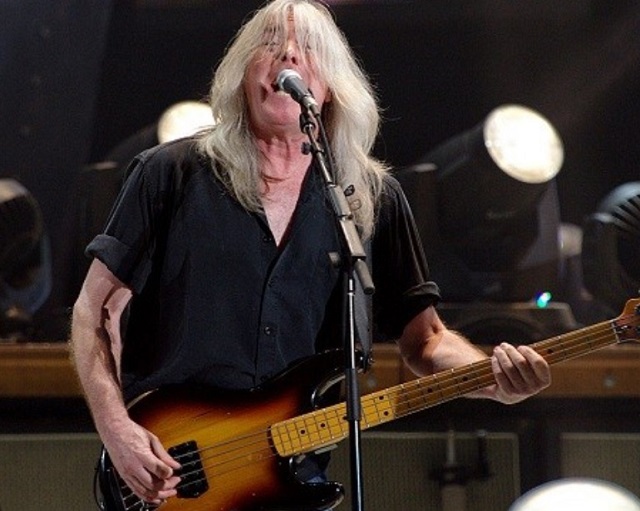 Кліфф народився в Ромфорд (передмістя Лондона) 14 грудня 1949 року, що а в 1961 році разом з сім'єю переїхав до Холілейк, де він і вирішив стати рок-музикантом під впливом місцевого мерсібіт-руху Вільямс вчився грати на бас-гітарі, прослуховуючи записи улюблених музикантів (The Rolling Stones, The Kinks, Bo Diddley) і намагаючись вихоплювати ноти; крім таких самотреніровок він брав уроки у професійного басиста з Ліверпуля У 1966 році Вільямс став професійним музикантом і повернувся в Лондон, де він працював в супермаркетах, паралельно граючи в недолгожівущіх групах