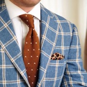 Даний предмет гардероба - річ буденна для співробітників офісу, банківських працівників і всіх ділових людей