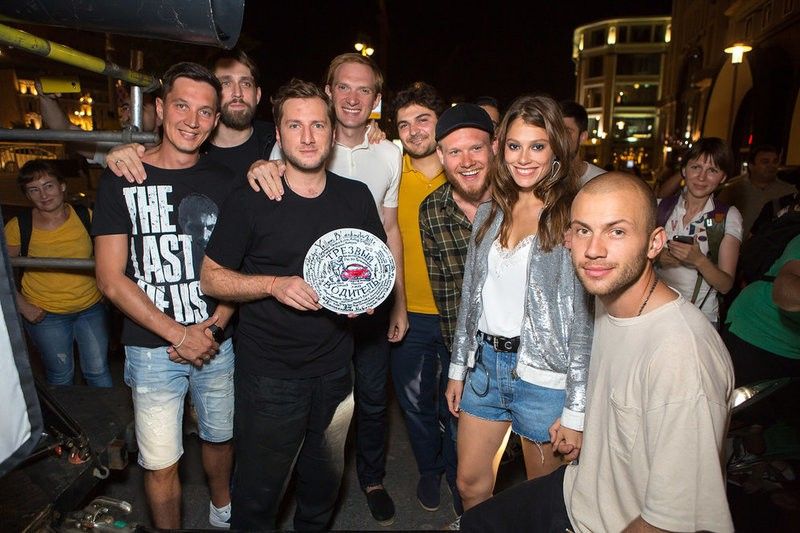 Глядачі почують у новій картині Резо Гігінешвілі знайомі хіти таких виконавців, як   Іван Дорн   , Скріптоніт,   ялинка   ,   Антон Бєляєв   та інших