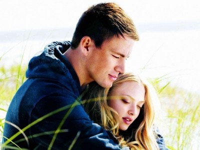 Це історія кохання молодого солдата Джона Тайрі і найкрасивішої студентки Савани Кертіс