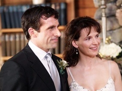 Ден - вдівець, батько трьох дочок, дотепний журналіст, ведучий популярної колонки корисних порад у престижній газеті