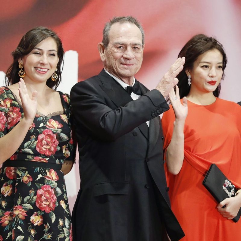 TOKYO - 30-й Токійський міжнародний кінофестиваль відкрився в середу, з нагородами американський актор і режисер Томмі Лі Джонс серед безлічі знаменитостей, які прогулюються по червоній доріжці серед холодного і переривчастого дощу в японській столиці