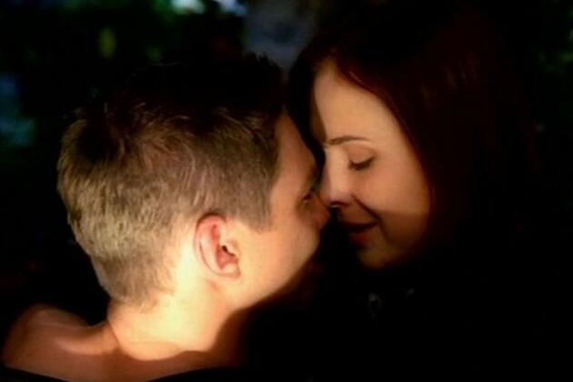 Поцілунок Артема і Вікі