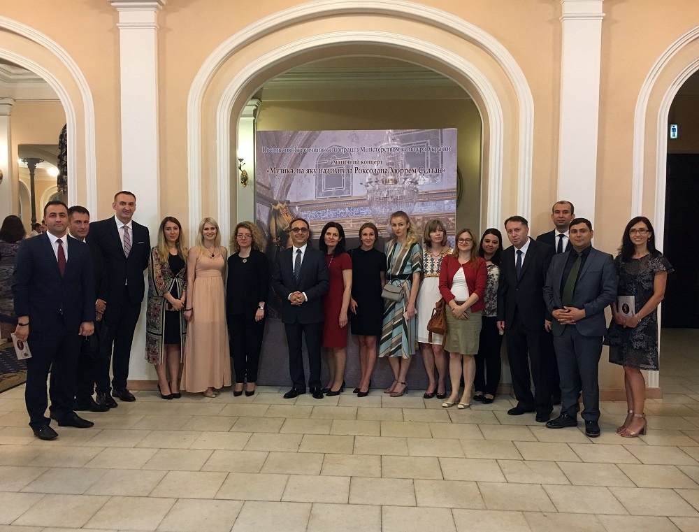 Серед запрошених гостей були: Посол Туреччини в Україні Йонет Джан Тезель, перший заступник Міністра культури Фоменко Світлана Валеріївна, заступник міністра закордонних справ Василь Боднар та Заслужена актриса України Ольга Сумська , Яка 20 років тому зіграла роль Роксолани в українському однойменному серіалі