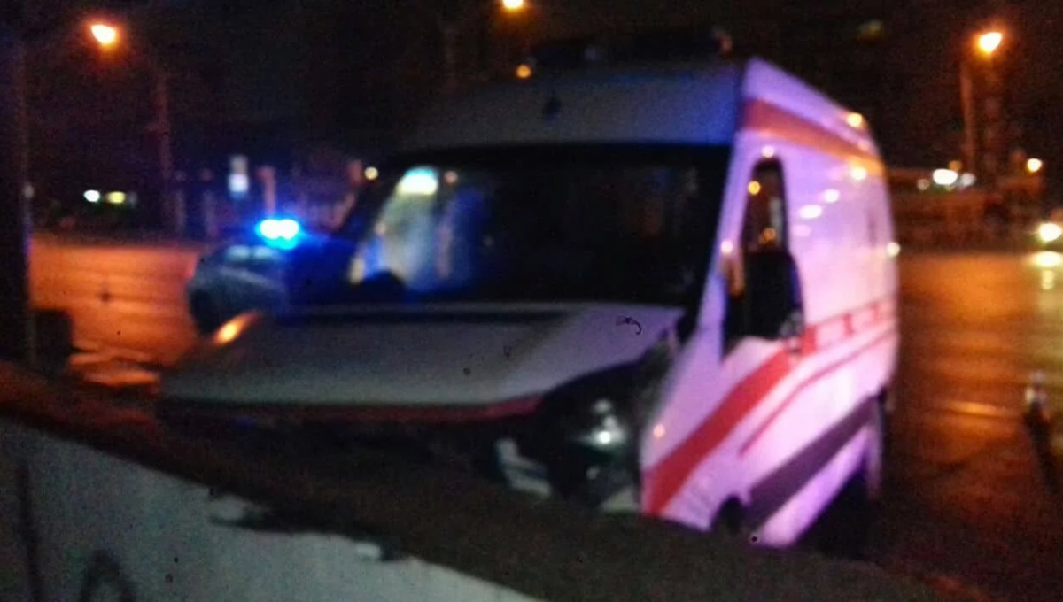 В результаті ДТП троє людей постраждали, водій швидкої не впорався з керуванням і в'їхав в огорожу підземного переходу