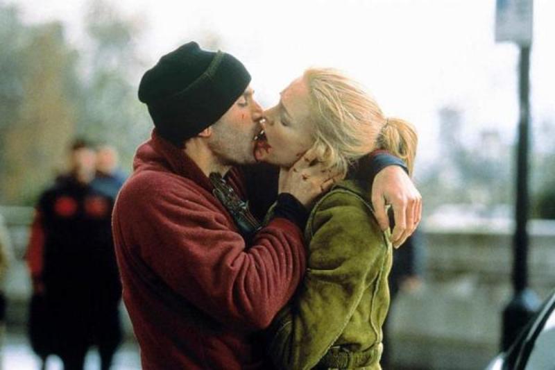 Однак після весілля виявляється, що Еліс абсолютно нічого не знає про свого чоловіка