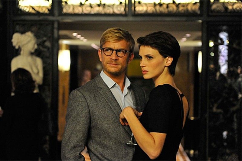 Намагаючись дізнатися, що він приховує, Хлоя вирішується на самостійне розслідування